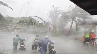 Apocalypse in Oman! Awful footage of a crazy storm! A strong hurricane is taking people away!