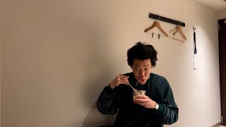 絶食後久しぶりの飯、博多の夜なのにサラダと豚汁の男