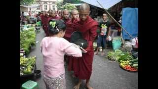 ヤンゴンの托鉢風景 Mendicancy in Yangon