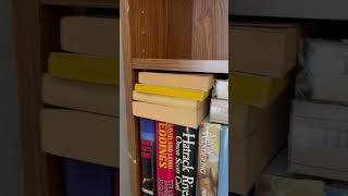 (in)correct way to organize a bookshelf