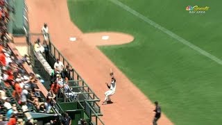 MIN@SF: Nunez makes a backhanded grab at the railing