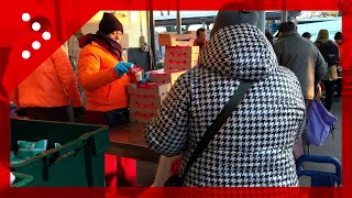 Milano, la volontaria dell'associazione Pane Quotidiano: \