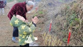 农村小孩去烧纸祭祖，看看他是怎么做的，配上这首歌听哭多少儿女