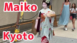 和傘を手に持つ舞妓さん👘祗園Kyoto