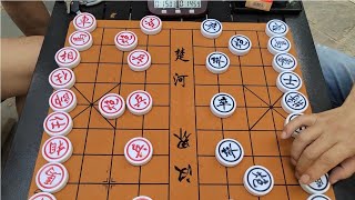 遼寧高手公園叫板淄博棋壇，棋院院長趕來迎戰，表演棄空頭遭慘敗