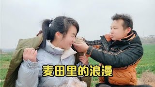 一朵帮子奇浇地冻得直哆嗦，子奇知道心疼一朵，一朵羞红了脸