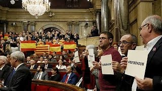 El Parlamento catalán aprueba iniciar el proceso de independencia, el Gobierno español recurre…