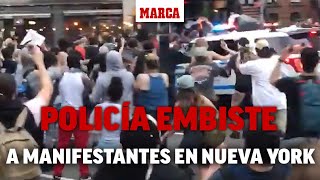 Un coche de policía embiste contra los manifestantes en Nueva York I MARCA