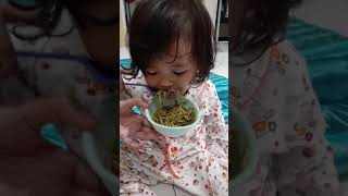 Bayi Lucu, Makan mie sangat Lahap