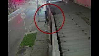 Ladrón escala con destreza para robar casas en Bogotá