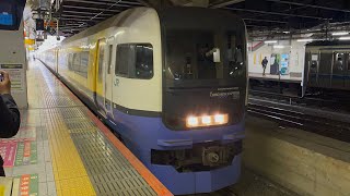 MH有り！【臨時特急新宿さざなみ１号館山行き】JR東日本255系ﾏﾘBe-01編成（トップナンバー）がミュージックホーンを鳴らして新宿駅7番線を発車するシーン（9041M）2024.5.6