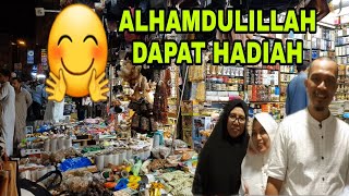 MENDAPATKAN HADIAH DARI IBU DAN BAPAK INI