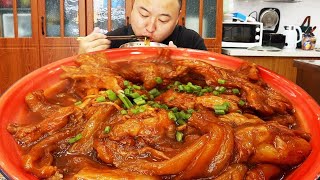 Aqiang simply made a meal today and just prepared some beef tendon, which was very addictive.