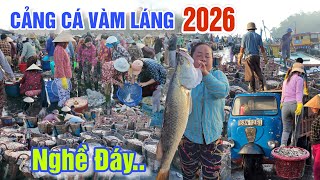 BẤT NGỜ CẢNG CÁ VÀM LÁNG 2026 - NGHỀ ĐÓNG ĐÁY THUYỀN GHE ĐẦY ẤP HẢI SẢN CÁ TÔM ĐẮC HAY RẺ?