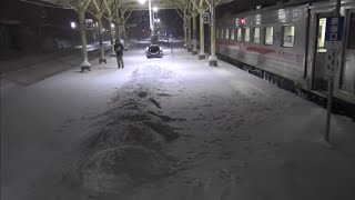 豪雪と吹雪に見舞われて真っ白な夜の宗谷本線音威子府駅構内の風景