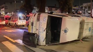 Noche accidentada en Bogotá: ambulancia terminó volcada tras chocar con una camioneta