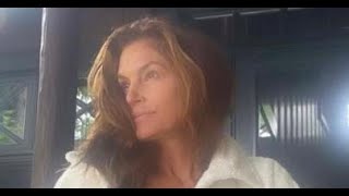 In top shape at the age of 56 Cindy Crawford poses sexy in a bikini