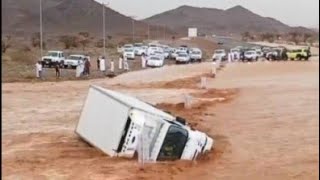 🚨 SAUDI ARABIA FLOODS 🇸🇦 Residents evacuated and road closed April 25th 2022 السعودية سيول