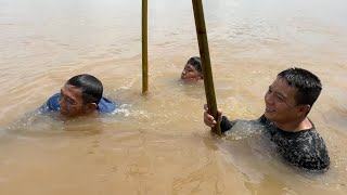 Một Ngày Săn Bắt Trên Sông Hậu Về Nấu Tôm Kho Ống Tre Và Canh Bồ Ngót Thiệt Là Ngon | Cldv