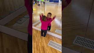 【鏡の中の自分と遊ぶ1歳0ヶ月の末っ子】感情爆発【四人育児】A 1 year and 0 month old baby playing with herself in the mirror