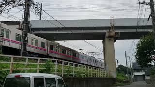 【武蔵野南線と交差】京王相模原線9000系　稲城駅到着シーン　2021.8.24(フリー素材)