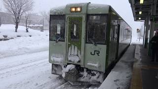 大雪に見回れて運転を見合わせている飯山線十日町駅の風景と停車中のキハ110系