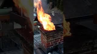 Ein Kaminbrand - Flammen aus dem Kamin