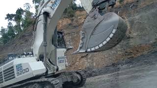 LIEBHERR R9200 Excavator