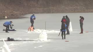🧊Sub-zero hero! Czech free diver breaks world record for distance swum under ice | 捷克自由潜水者打破冰下游泳世界纪录