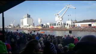 Sinterklaas komt aan in de haven van Enschede