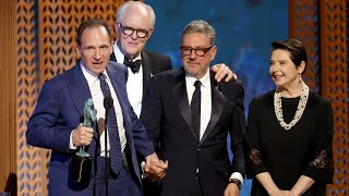 🔥 Ralph Fiennes’ Heartfelt Shout-Out to Stanley Tucci at SAG Awards 2025! 🏆🎥