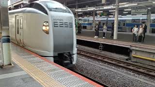 [6号車の通過]JR東日本E259系横クラNe020編成2239M総武線特急成田エクスプレス39号成田空港行き(JO17)品川駅通過