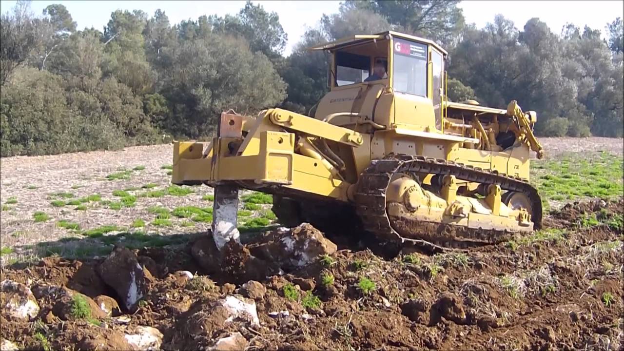 Caterpillar D8H Ripping/pulling Rocks - YouTube