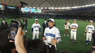 試合後にサインするイチロー氏