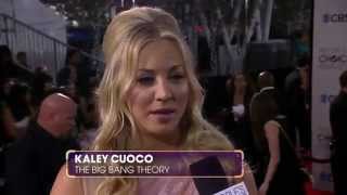 Kaley Cuoco entrevista en la alfombra roja de los PCA 2013