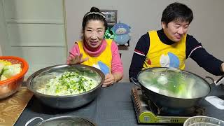 먹방MUKBANG 직접담근 김치에 수육,미역국,케이크/ 생일축하송/ 북극에서 전기자 Kimchi / boiled pork / Seaweed soup (EATING SHOW)