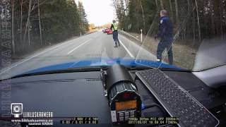 Politsei peatas põgeneva auto siiliga   Police stopped the fled car using spike strip VafH1yN4FsY