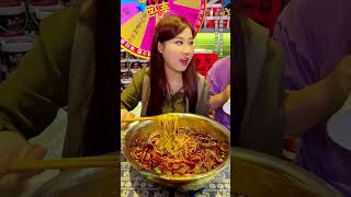 美女挑战两斤小面，吃完只有5分饱 #重庆小面 #挑战 #美食分享 #美食教程 #美食 #吃面 #重庆美食 #妈呀太香了 #无辣不欢 #这一碗好过瘾