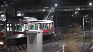 相鉄西谷駅の留置線に入る東急5050系4000番台(4105F)　雨に濡れ、光に照らされ美しく輝くステンレス車体　最高だと思います(フリー素材・商用利用可)　無料素材　鉄道　電車　列車　映像素材