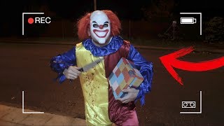 UN PAYASO MISTERIOSO PERSIGUE A UNA NIÑA PERDIDA *NOS ASUSTAMOS*