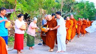 พระภิกษุสงฆ์ครูบาอาจารย์วัดบ้านเก่าบ่อ อำเภอหัวตะพาน จังหวัดอำนาจเจริญ  ออกรับบิณฑบาตร