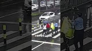 近日，江苏无锡，暴雨天老人打不到车，交警为其撑起自己的雨衣。“奶奶，雨衣给你穿！” #暖心