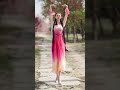 A Xinjiang girl shows us a beautiful dance