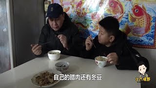 小六用冬豆配排骨，搭上臘肉糯米飯組合，四哥五哥紛紛點贊吃兩碗【小六搞野】