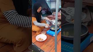 Kegiatan memasak saat camping pinggir sungai di talaga pineus Pangalengan Bandung