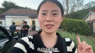 回婆家待遇就是好，五姨张罗请孩子们下馆子，热热闹闹气氛真好！