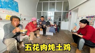 山西吕梁，大春家改善伙食，五花肉炖土鸡配扯面，一家人吃得好香