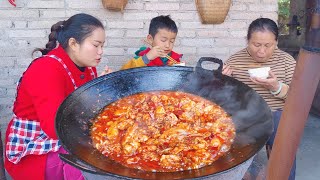 用糍粑辣椒炒一大锅辣子鸡，配上木桶饭，一家人的最爱【梅子美食】