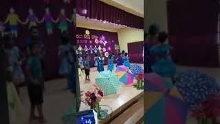 වැස්ස වහිනවා මිදුලේ වතුර පිරෙනවා..Kids dance..