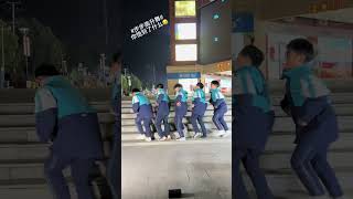 把我推給外國人，我想看外國人跳這個😂#外國人#我有節目獻給春節#在過好年#新年就跳步步高升舞#愛跳舞的小學生525